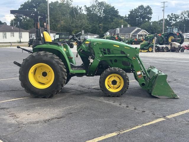 Image of John Deere 3032E equipment image 4