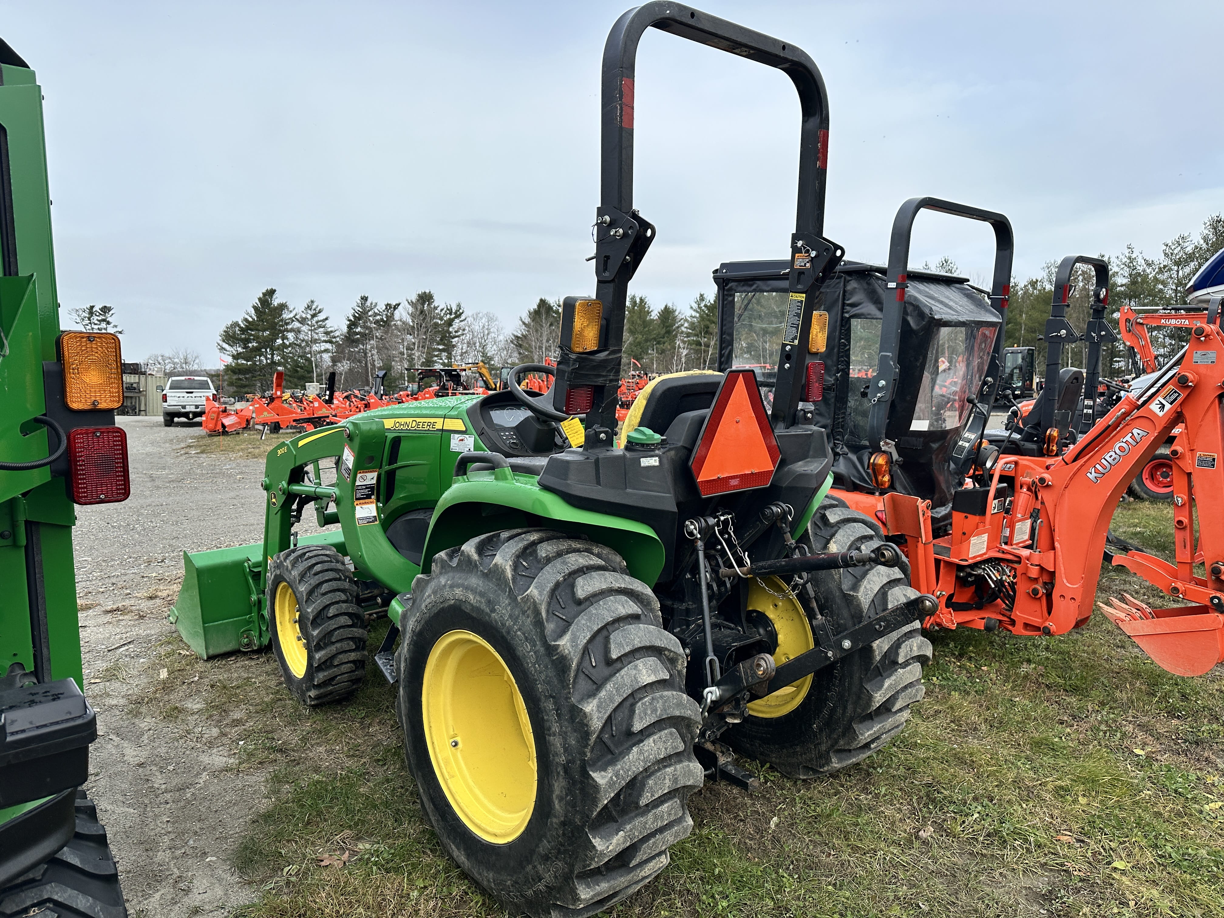 2021 John Deere 3032E Equipment Image0
