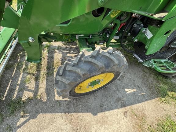 Image of John Deere 3033R equipment image 4
