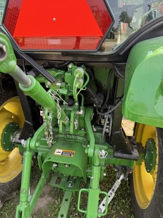 Image of John Deere 3033R equipment image 3