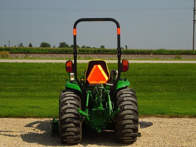 Image of John Deere 3033R equipment image 4