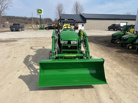 Image of John Deere 3033R equipment image 3