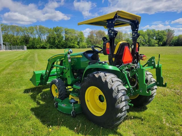 Image of John Deere 3033R equipment image 4