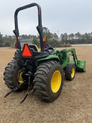 Image of John Deere 3038E equipment image 4