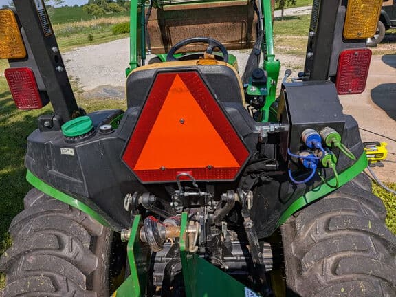 Image of John Deere 3038E equipment image 4