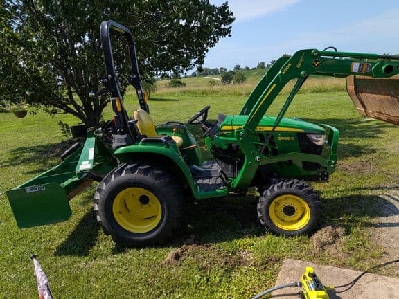 Image of John Deere 3038E equipment image 2