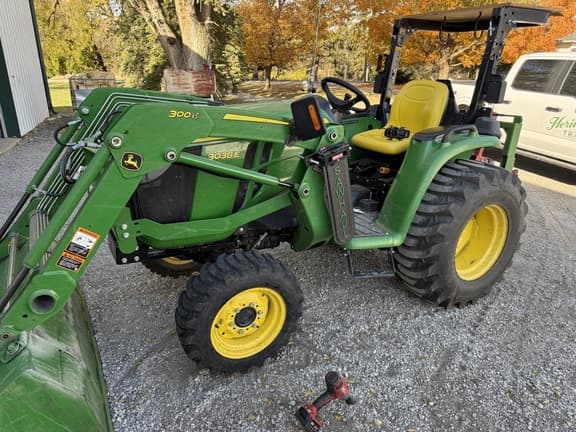 Image of John Deere 3038E equipment image 2