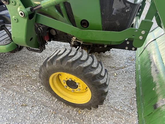 Image of John Deere 3038E equipment image 4