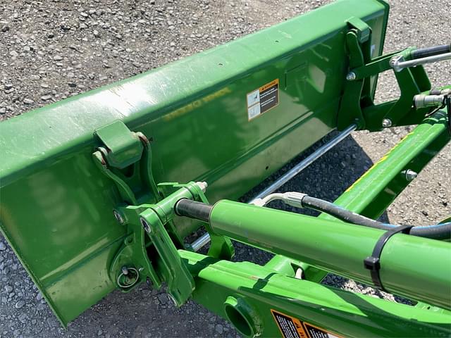 Image of John Deere 3039R equipment image 4