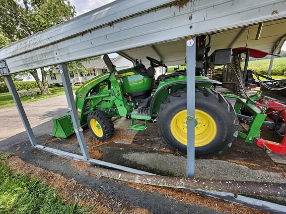 Image of John Deere 3039R equipment image 4