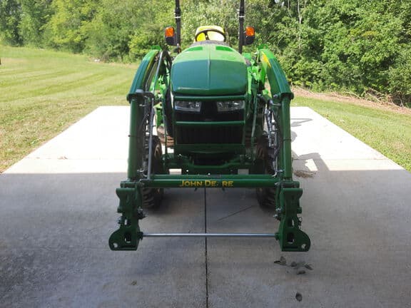 Image of John Deere 3039R equipment image 2