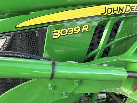 Image of John Deere 3039R equipment image 3