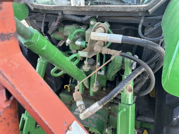 Image of John Deere 3039R equipment image 4