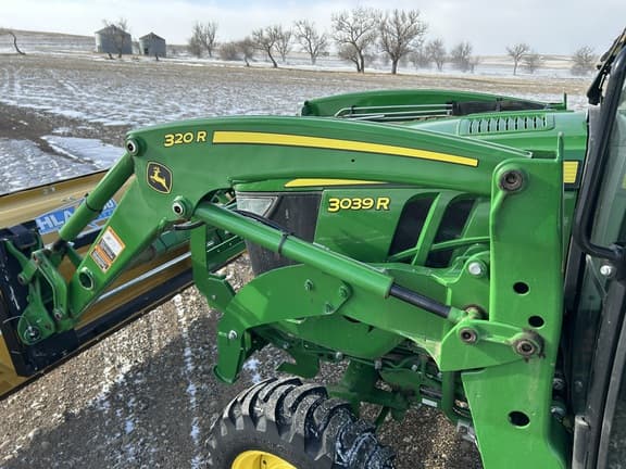Image of John Deere 3039R equipment image 2