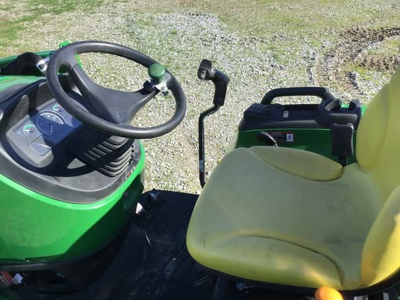 Image of John Deere 3039R equipment image 4