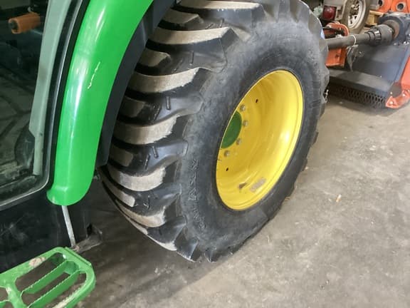 Image of John Deere 3039R equipment image 4