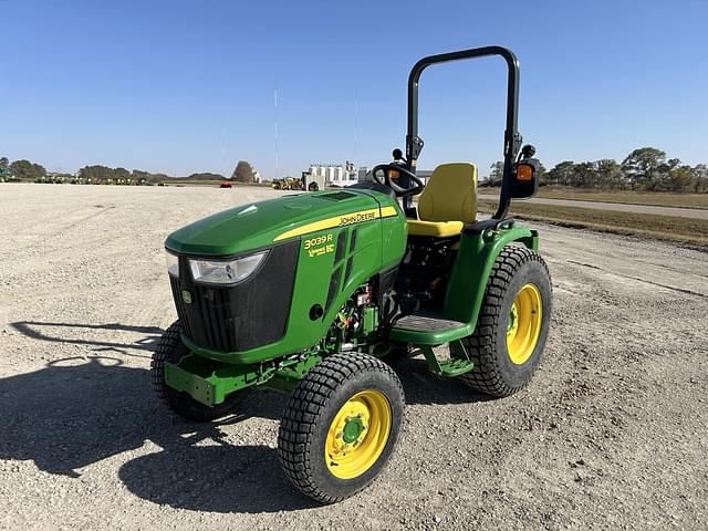 Image of John Deere 3039R equipment image 2