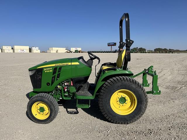 Image of John Deere 3039R equipment image 3