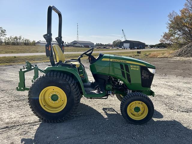 Image of John Deere 3039R equipment image 1