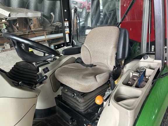 Image of John Deere 3039R equipment image 3
