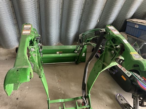 Image of John Deere 3039R equipment image 4