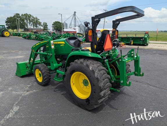 Image of John Deere 3039R equipment image 4
