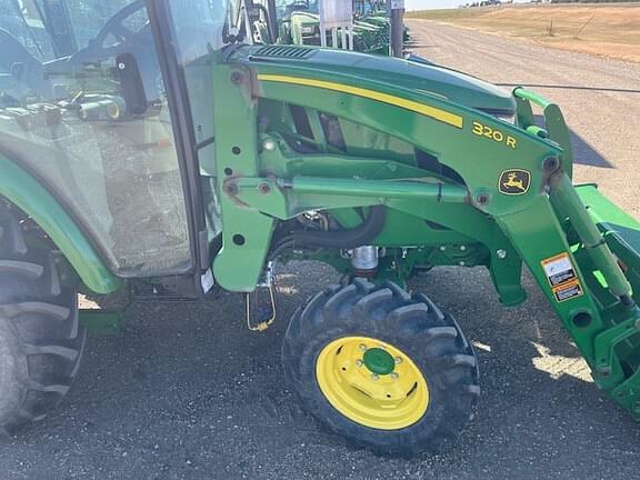 Image of John Deere 3039R equipment image 4