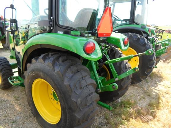 Image of John Deere 3039R equipment image 4