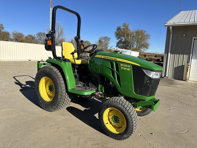 Image of John Deere 3039R equipment image 1