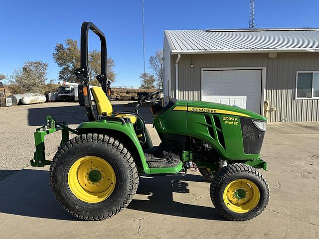 Image of John Deere 3039R equipment image 2