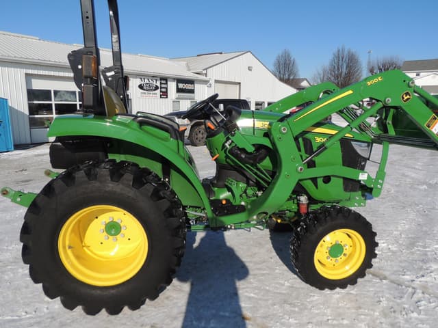 Image of John Deere 3043D equipment image 4