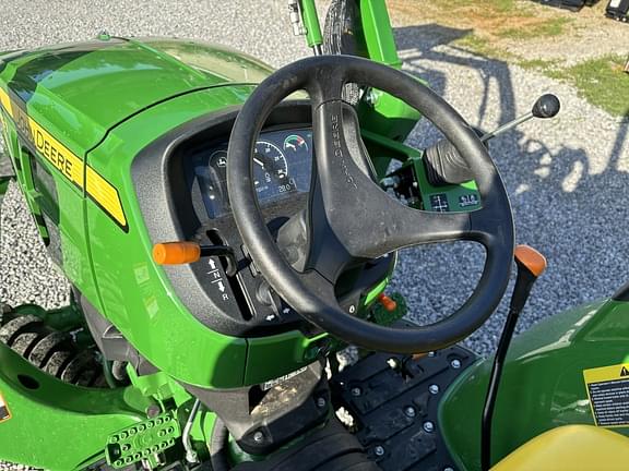 Image of John Deere 3043D equipment image 4