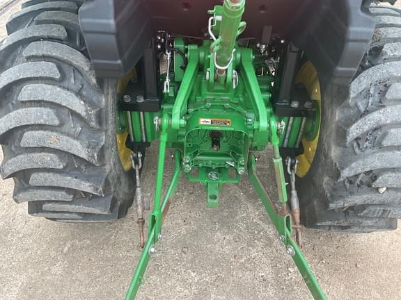 Image of John Deere 3043D equipment image 4