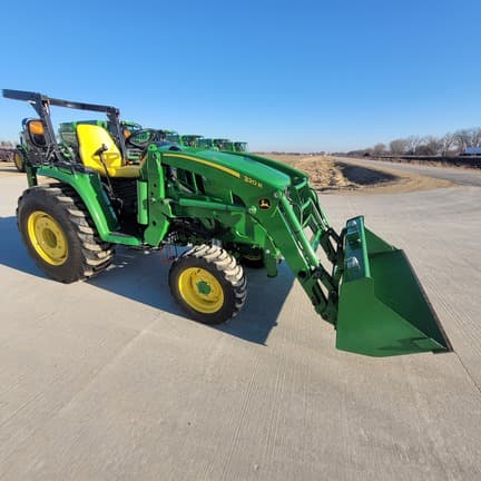 Image of John Deere 3046R equipment image 4