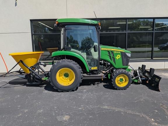 Image of John Deere 3046R equipment image 2