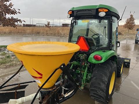 Image of John Deere 3046R equipment image 4