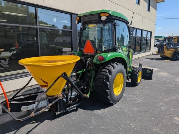 Image of John Deere 3046R equipment image 3