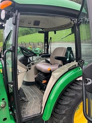 Image of John Deere 3046R equipment image 4