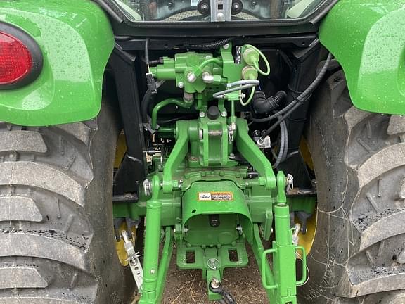 Image of John Deere 3046R equipment image 4