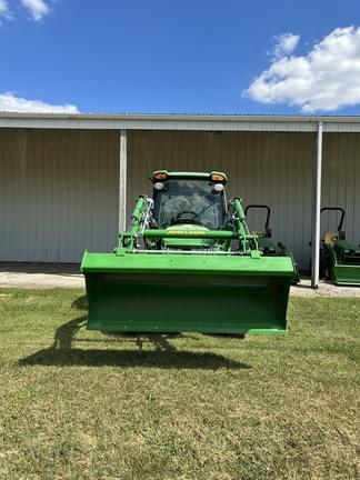 Image of John Deere 3046R equipment image 2