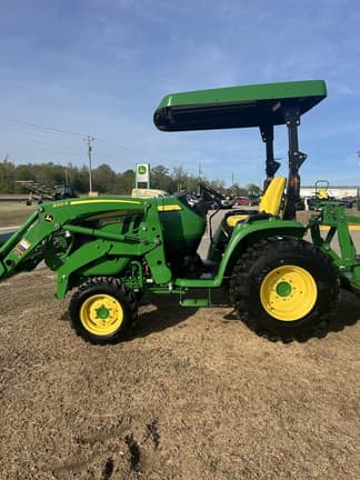 Image of John Deere 3046R equipment image 3