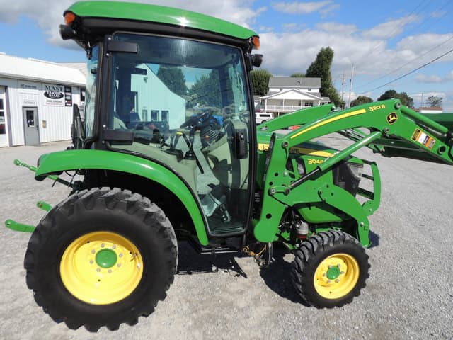 Image of John Deere 3046R equipment image 4