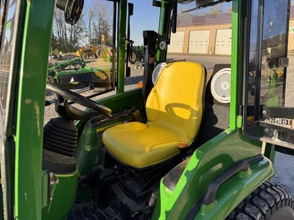 Image of John Deere 3046R equipment image 4