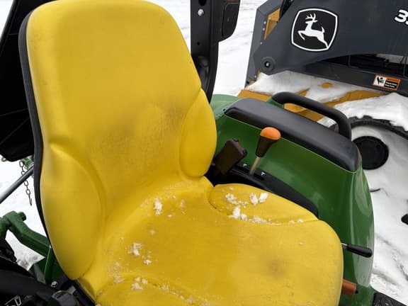 Image of John Deere 3046R equipment image 4