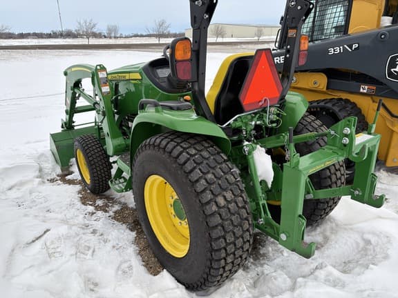 Image of John Deere 3046R equipment image 3