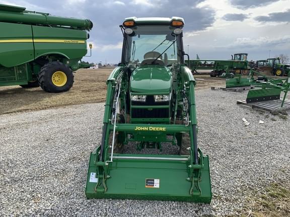 Image of John Deere 3046R equipment image 3