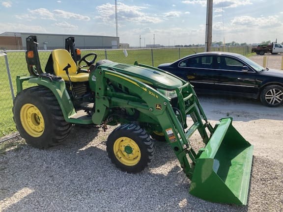 2021 John Deere 3046R Equipment Image0