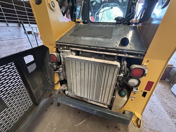 Image of John Deere 317G equipment image 4
