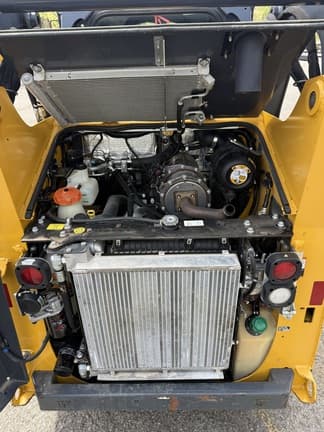 Image of John Deere 318G equipment image 4