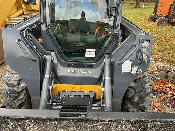 Image of John Deere 324G equipment image 4